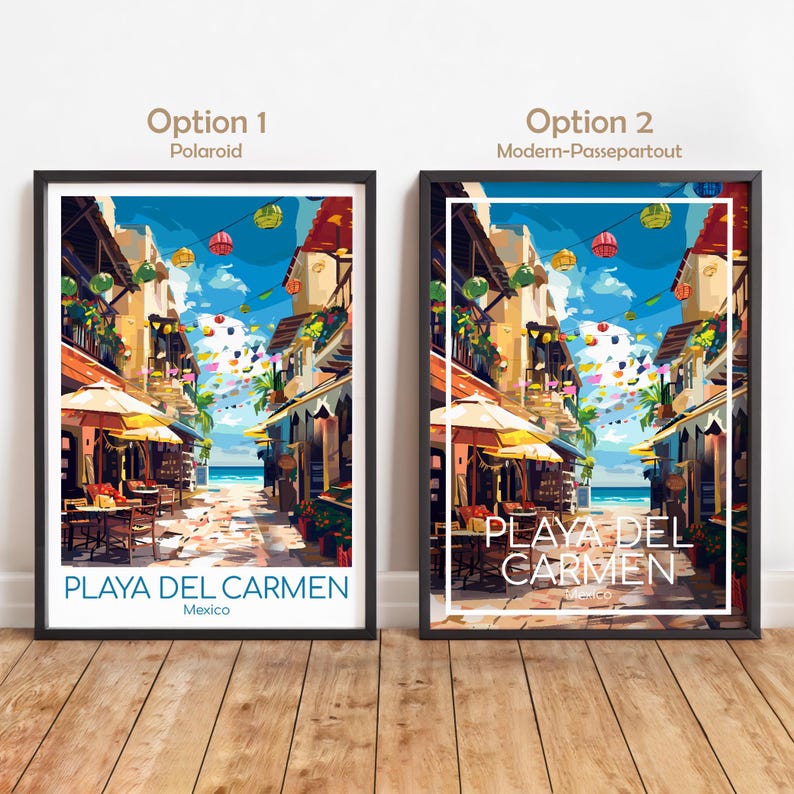K&ouml;nnte beinhalten: Zwei gerahmte Kunstdrucke mit einer lebendigen Stra&szlig;enszene in Playa del Carmen, Mexiko. Das Kunstwerk zeigt farbenfrohe Geb&auml;ude, Sonnenschirme und das Meer. Auf den Drucken steht "Playa del Carmen" und "Mexico". Ein Druck ist im Polaroid-Stil, der andere ein moderner Passepartout.