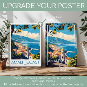 Pu&ograve; includere: Due poster che raffigurano la Costiera Amalfitana in Italia, con una citt&agrave; costiera, mare blu, montagne e rami di limone. Il poster a sinistra ha un bordo bianco con il testo "AMALFI COAST Italy". Il poster a destra ha una cornice bianca e testo.