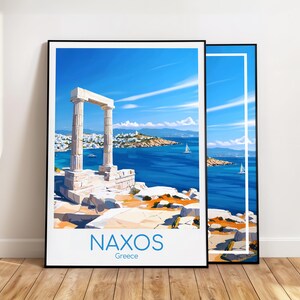 Könnte beinhalten: Zwei gerahmte Kunstdrucke mit einer Küstenlandschaft mit blauem Himmel und Meer. Der Hauptdruck zeigt antike griechische Ruinen mit dem Text "NAXOS Greece" unten. Segelboote sind auf dem Wasser zu sehen.
