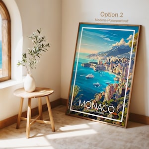 Puede incluir: Una impresi&oacute;n art&iacute;stica enmarcada de M&oacute;naco, Riviera Francesa, con una vibrante escena costera. La impresi&oacute;n est&aacute; en un marco de madera y se apoya contra una pared. Una peque&ntilde;a mesa auxiliar de madera con un jarr&oacute;n blanco y vegetaci&oacute;n est&aacute; en primer plano.