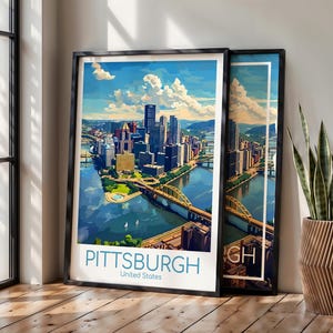 Peut inclure: Une impression d'art encadrée présentant une illustration stylisée de la ligne d'horizon de Pittsburgh, incluant les rivières et les ponts jaunes, avec le texte PITTSBURGH United States imprimé en bleu en bas sur fond blanc.