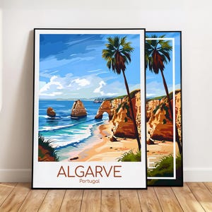 Pu&ograve; includere: Due stampe artistiche incorniciate raffiguranti un paesaggio costiero con spiaggia, oceano e scogliere. Le stampe hanno una vivace tavolozza di colori blu, arancione e verde. Il testo "ALGARVE Portugal" &egrave; in basso.