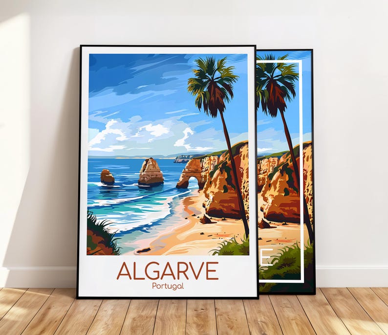 Pu&ograve; includere: Due stampe artistiche incorniciate raffiguranti un paesaggio costiero con spiaggia, oceano e scogliere. Le stampe hanno una vivace tavolozza di colori blu, arancione e verde. Il testo "ALGARVE Portugal" &egrave; in basso.