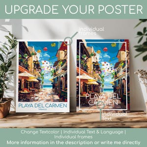 K&ouml;nnte beinhalten: Zwei Poster mit einer farbenfrohen Stra&szlig;enszene aus Playa Del Carmen, Mexiko, mit dem Text "PLAYA DEL CARMEN". Die Poster befinden sich auf einer Holzoberfl&auml;che, mit dem Text "UPGRADE YOUR POSTER" oben.