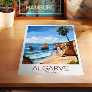 Pu&ograve; includere: Una stampa colorata della costa dell'Algarve in Portogallo, con una spiaggia, l'oceano, formazioni rocciose e una palma. La parola "ALGARVE" &egrave; stampata a grandi lettere, con "Portogallo" sotto.