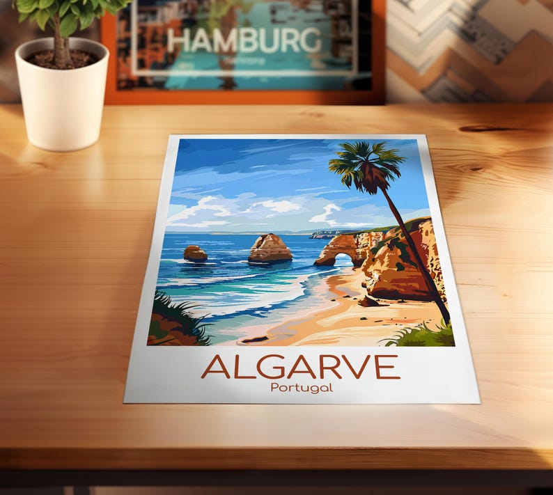 Pu&ograve; includere: Una stampa colorata della costa dell'Algarve in Portogallo, con una spiaggia, l'oceano, formazioni rocciose e una palma. La parola "ALGARVE" &egrave; stampata a grandi lettere, con "Portogallo" sotto.