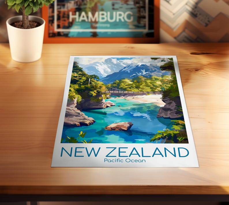 Puede incluir: Una impresi&oacute;n art&iacute;stica rectangular que presenta una vibrante ilustraci&oacute;n paisaj&iacute;stica de Nueva Zelanda con agua turquesa, costas rocosas, &aacute;rboles verdes exuberantes y monta&ntilde;as nevadas. El texto NEW ZEALAND y Pacific Ocean est&aacute; impreso en azul en la parte inferior.