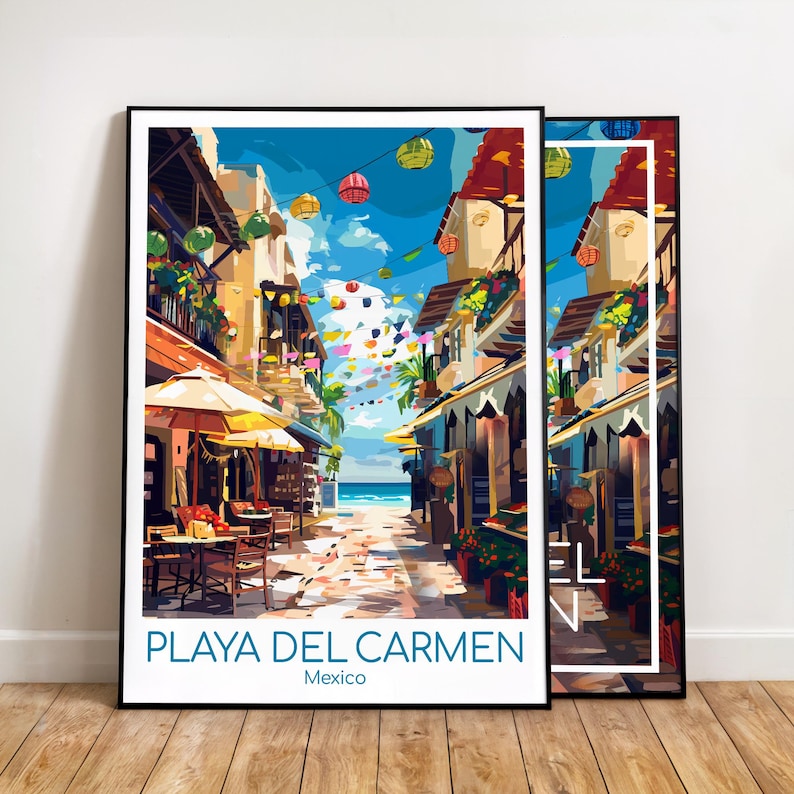 K&ouml;nnte beinhalten: Zwei gerahmte Kunstdrucke zeigen eine lebendige Stra&szlig;enszene in Playa del Carmen, Mexiko. Das Kunstwerk zeigt farbenfrohe Geb&auml;ude, Caf&eacute;s mit Sonnenschirmen und einen Blick auf das Meer unter einem strahlend blauen Himmel. Der Text "PLAYA DEL CARMEN Mexico" steht unten.
