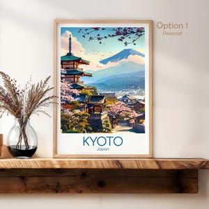以下が含まれることがあります： 京都、日本の鮮やかなイラストが描かれた額入りのアートプリント。 パゴダ、桜、青い空の下の山脈が描かれています。 「KYOTO」の文字はターコイズ色で印刷され、その下に「Japan」と書かれています。