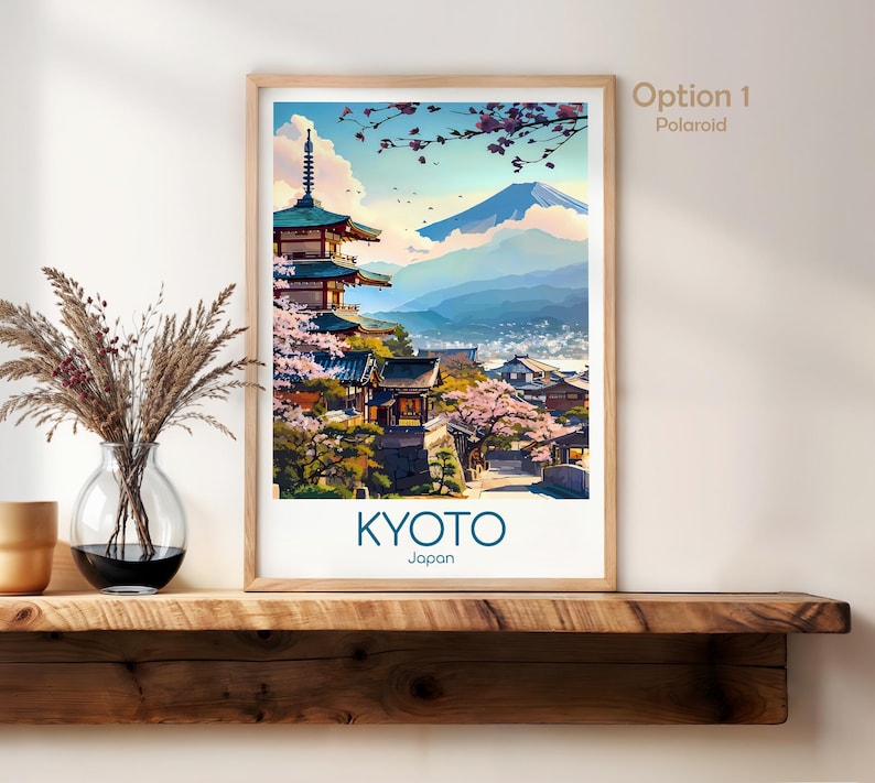 以下が含まれることがあります： 京都、日本の鮮やかなイラストが描かれた額入りのアートプリント。 パゴダ、桜、青い空の下の山脈が描かれています。 「KYOTO」の文字はターコイズ色で印刷され、その下に「Japan」と書かれています。