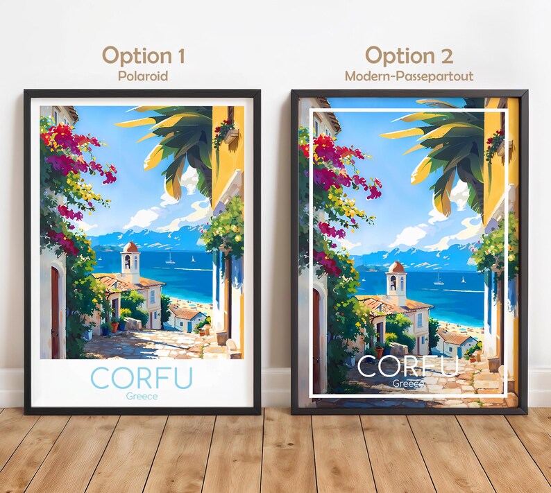 Op de afbeelding: Twee ingelijste wandposters van een kustlandschap op Corfu, Griekenland. Optie 1 heeft een witte rand met de tekst 'CORFU Greece' onderaan. Optie 2 bevat een witte passe-partout met dezelfde tekst over de afbeelding heen gedrukt.