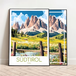 Könnte beinhalten: Zwei gerahmte Kunstdrucke mit einer Landschaft der italienischen Alpen. Das Kunstwerk zeigt eine Bergkette, eine grüne Wiese und einen Holzzaun. Der Text "SÜDTIROL Italy" befindet sich am unteren Rand eines Drucks.