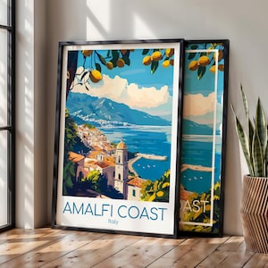 Pu&ograve; includere: Una stampa artistica da viaggio incorniciata che raffigura un paesaggio costiero con limoni gialli in primo piano, un mare blu, montagne e una citt&agrave; con un campanile. Il testo AMALFI COAST Italy &egrave; stampato in blu in fondo al poster.