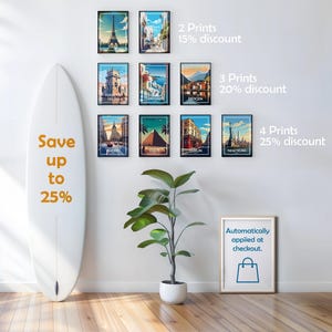 Pu&ograve; includere: Nove stampe artistiche da viaggio incorniciate con monumenti iconici come la Torre Eiffel e le piramidi. Una tavola da surf bianca con il testo "Save up to 25%" &egrave; appoggiata al muro. Un cartello incorniciato recita "Automatically applied at checkout."