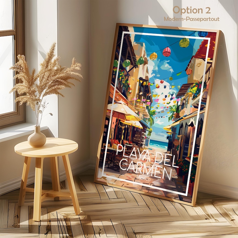 K&ouml;nnte beinhalten: Ein gerahmter Kunstdruck von Playa del Carmen, Mexiko, mit einer lebhaften Stra&szlig;enszene mit farbenfrohen Geb&auml;uden, Markisen und festlichen Dekorationen. Das Kunstwerk befindet sich in einem Holzrahmen.