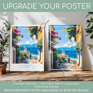 Op de afbeelding: Twee rechthoekige posters met een kleurrijke illustratie van een kustsc&egrave;ne op Corfu, Griekenland, met felroze bloemen, gele gebouwen en een blauwe zee. De tekst 'CORFU Greece' staat onderaan in een lichtblauw lettertype gedrukt.