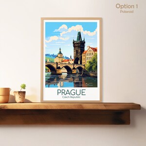 Puede incluir: Un p&oacute;ster de viaje de estilo vintage con una ilustraci&oacute;n colorida del Puente Carlos en Praga, Rep&uacute;blica Checa. El p&oacute;ster tiene un fondo blanco con el texto "PRAGUE" y "Rep&uacute;blica Checa" en una fuente verde.