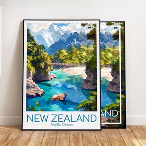 Puede incluir: Una impresi&oacute;n art&iacute;stica vertical enmarcada que presenta una ilustraci&oacute;n de paisaje de un r&iacute;o turquesa que fluye a trav&eacute;s de un desfiladero rocoso con un puente colgante, &aacute;rboles verdes y monta&ntilde;as nevadas. El texto dice NEW ZEALAND Pacific Ocean.