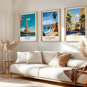 Pu&ograve; includere: Tre stampe artistiche da viaggio incorniciate raffiguranti Parigi, Algarve e Lisbona. La stampa di Parigi mostra la Torre Eiffel, quella dell'Algarve una scena di spiaggia e quella di Lisbona un tram giallo. Ogni stampa ha una cornice in legno chiaro.