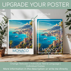 Puede incluir: Dos carteles enmarcados con una escena costera de M&oacute;naco, con un mar azul, edificios y monta&ntilde;as. Los carteles muestran la palabra "MONACO" en azul. El texto "UPGRADE YOUR POSTER" est&aacute; en la parte superior.