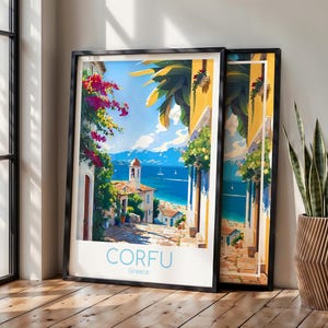 Op de afbeelding: Een ingelijste reisposter met een levendige illustratie van een kuststraat op Corfu, Griekenland, met gele gebouwen, roze bougainvillea, een blauwe zee en de tekst CORFU Greece in een strak schreefloos lettertype aan de onderkant.