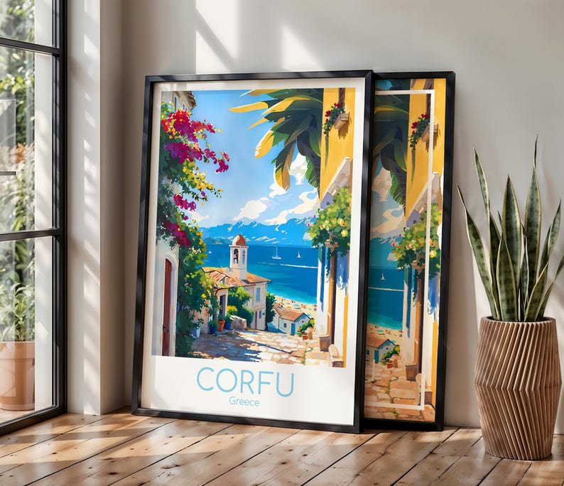 Op de afbeelding: Een ingelijste reisposter met een levendige illustratie van een kuststraat op Corfu, Griekenland, met gele gebouwen, roze bougainvillea, een blauwe zee en de tekst CORFU Greece in een strak schreefloos lettertype aan de onderkant.