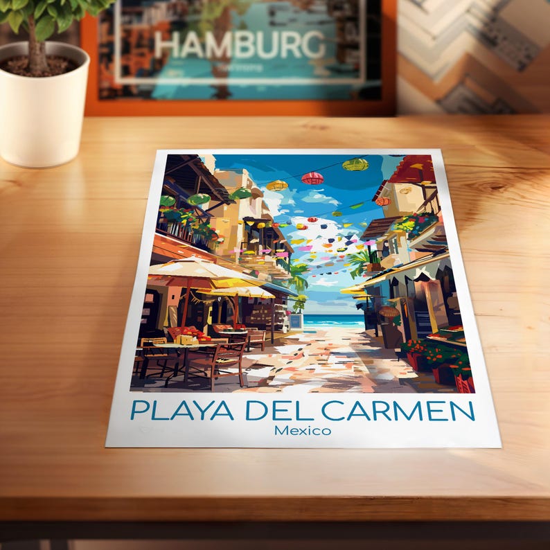 K&ouml;nnte beinhalten: Ein farbenfroher Druck von Playa Del Carmen, Mexiko, mit einer lebendigen Stra&szlig;enszene mit Gesch&auml;ften, Restaurants und Blick auf das Meer. Der Druck hat den Text "PLAYA DEL CARMEN Mexico" in blauer Schrift. Ein gerahmter Druck von Hamburg ist im Hintergrund.