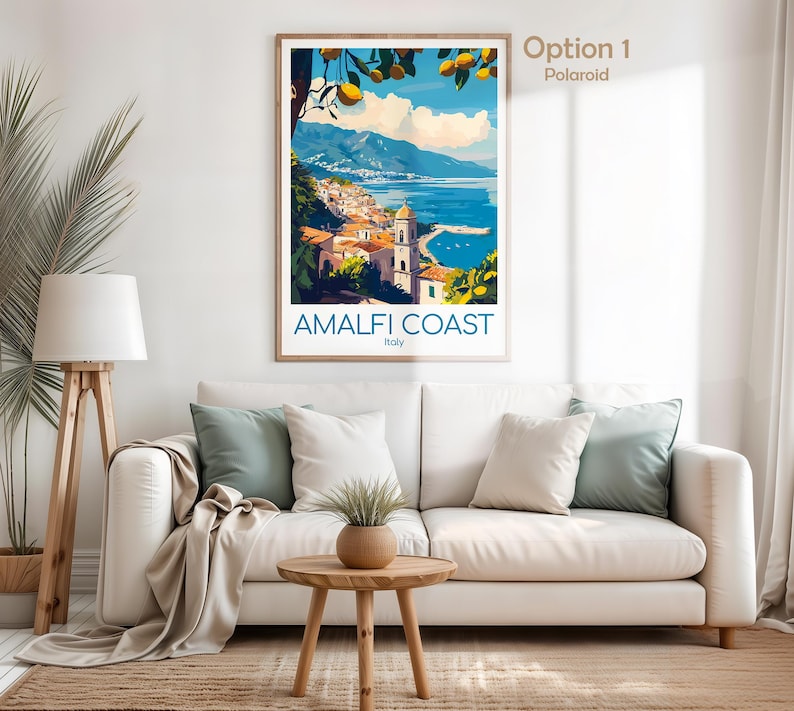Pu&ograve; includere: Una stampa artistica da parete verticale incorniciata con un'illustrazione colorata della Costiera Amalfitana in Italia, con acqua blu, montagne e limoni gialli in primo piano. Il testo AMALFI COAST Italy &egrave; stampato in blu in basso.