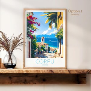 Op de afbeelding: Een ingelijste verticale kunstdruk met een kleurrijk mediterraan kustlandschap op Corfu, Griekenland. De illustratie toont een stenen pad, felroze bougainvillea, gele gebouwen en een blauwe zee met zeilboten. De tekst luidt CORFU Greece.