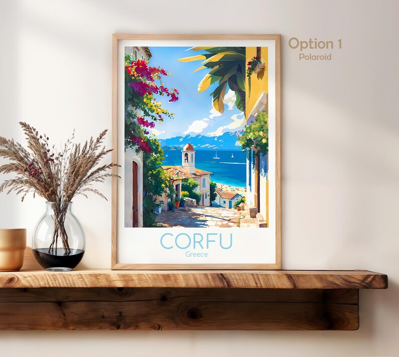 Op de afbeelding: Een ingelijste verticale kunstdruk met een kleurrijk mediterraan kustlandschap op Corfu, Griekenland. De illustratie toont een stenen pad, felroze bougainvillea, gele gebouwen en een blauwe zee met zeilboten. De tekst luidt CORFU Greece.