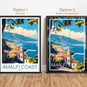 Pu&ograve; includere: Due stampe artistiche incorniciate della Costiera Amalfitana in Italia, raffiguranti una citt&agrave; costiera con un campanile, mare blu, montagne e limoni gialli in primo piano. L'opzione 1 ha un bordo bianco, l'opzione 2 un riquadro rettangolare.