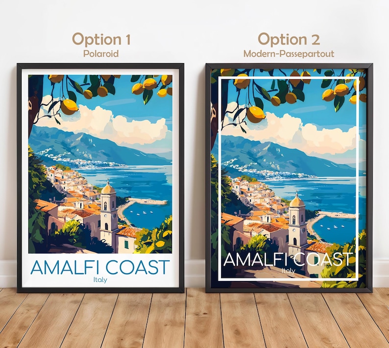 Pu&ograve; includere: Due stampe artistiche incorniciate della Costiera Amalfitana in Italia, raffiguranti una citt&agrave; costiera con un campanile, mare blu, montagne e limoni gialli in primo piano. L'opzione 1 ha un bordo bianco, l'opzione 2 un riquadro rettangolare.
