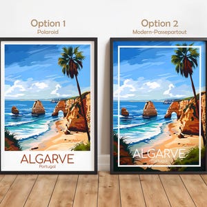 Pu&ograve; includere: Due stampe artistiche incorniciate raffiguranti un paesaggio costiero con spiaggia, mare e scogliere. Le stampe hanno una cornice nera e il testo "ALGARVE Portugal". Una stampa ha un bordo bianco, l'altra no.