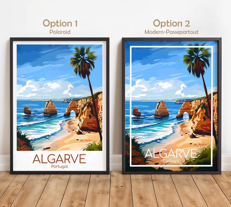 Pu&ograve; includere: Due stampe artistiche incorniciate raffiguranti un paesaggio costiero con spiaggia, mare e scogliere. Le stampe hanno una cornice nera e il testo "ALGARVE Portugal". Una stampa ha un bordo bianco, l'altra no.