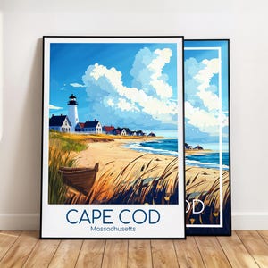 Könnte beinhalten: Ein gerahmter Kunstdruck einer Küstenszene von Cape Cod, Massachusetts, mit einem weißen Leuchtturm, einem kleinen Holzboot am Sandstrand, Strandgras und einem hellblauen Himmel mit großen weißen Wolken. Der Text lautet CAPE COD Massachusetts.