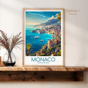 Puede incluir: Una impresi&oacute;n art&iacute;stica enmarcada de M&oacute;naco, Riviera Francesa. La obra de arte representa una ciudad costera con edificios, barcos y un mar azul bajo un cielo brillante. La impresi&oacute;n est&aacute; etiquetada como "MONACO" y "French Riviera" en azul.