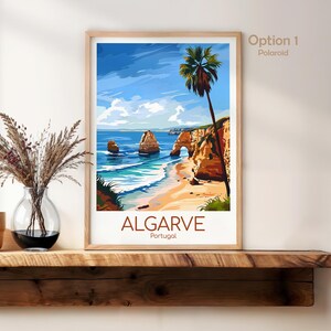 Pu&ograve; includere: Una stampa artistica incorniciata di una scena costiera dell'Algarve, Portogallo. L'opera presenta una spiaggia con acqua turchese, scogliere e una palma. Il testo "ALGARVE Portugal" &egrave; in basso. La cornice &egrave; marrone chiaro.