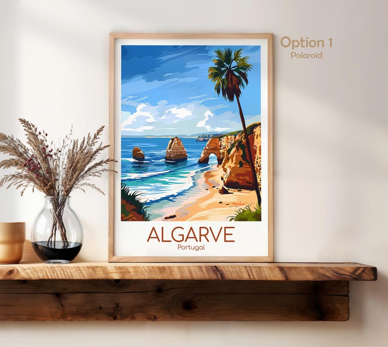 Pu&ograve; includere: Una stampa artistica incorniciata di una scena costiera dell'Algarve, Portogallo. L'opera presenta una spiaggia con acqua turchese, scogliere e una palma. Il testo "ALGARVE Portugal" &egrave; in basso. La cornice &egrave; marrone chiaro.