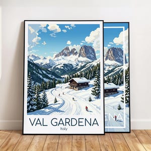 Könnte beinhalten: Ein gerahmtes Reiseplakat mit einer verschneiten Berglandschaft in Gröden, Italien. Die Illustration zeigt zerklüftete Gipfel, Nadelbäume, eine Holzhütte und Skifahrer auf einem gewundenen Pfad unter blauem Himmel. Der Text lautet VAL GARDENA Italy.