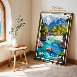 Puede incluir: Una impresi&oacute;n art&iacute;stica vertical enmarcada que presenta una vibrante ilustraci&oacute;n paisaj&iacute;stica de Nueva Zelanda con agua turquesa, un puente colgante y monta&ntilde;as nevadas. El texto NEW ZEALAND Pacific Ocean est&aacute; impreso en blanco.