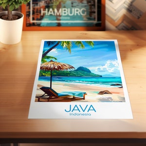 Pode incluir: Uma ilustra&ccedil;&atilde;o colorida de uma cena de praia tropical com uma palmeira, uma espregui&ccedil;adeira e um guarda-sol. O texto "JAVA Indon&eacute;sia" est&aacute; na parte inferior da imagem.