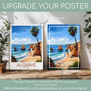 Pu&ograve; includere: Due poster incorniciati raffiguranti una scena di spiaggia con una palma, scogliere e l'oceano. Il testo "ALGARVE Portugal" si trova nella parte inferiore di un poster. Il testo "UPGRADE YOUR POSTER" &egrave; in alto. Il testo aggiuntivo include "Individual frames" e "Individual Text".