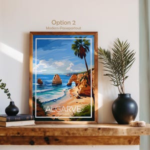 Pu&ograve; includere: Una stampa artistica incorniciata di una scena di spiaggia con il testo "ALGARVE Portugal". L'opera raffigura una spiaggia con formazioni rocciose, palme e acqua blu sotto un cielo blu. La cornice &egrave; marrone con un bordo bianco.