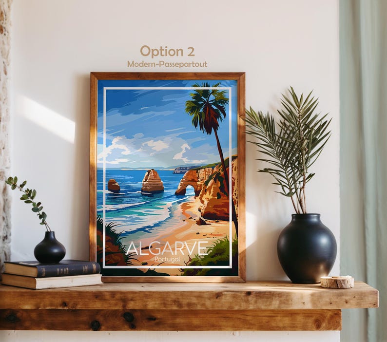 Pu&ograve; includere: Una stampa artistica incorniciata di una scena di spiaggia con il testo "ALGARVE Portugal". L'opera raffigura una spiaggia con formazioni rocciose, palme e acqua blu sotto un cielo blu. La cornice &egrave; marrone con un bordo bianco.