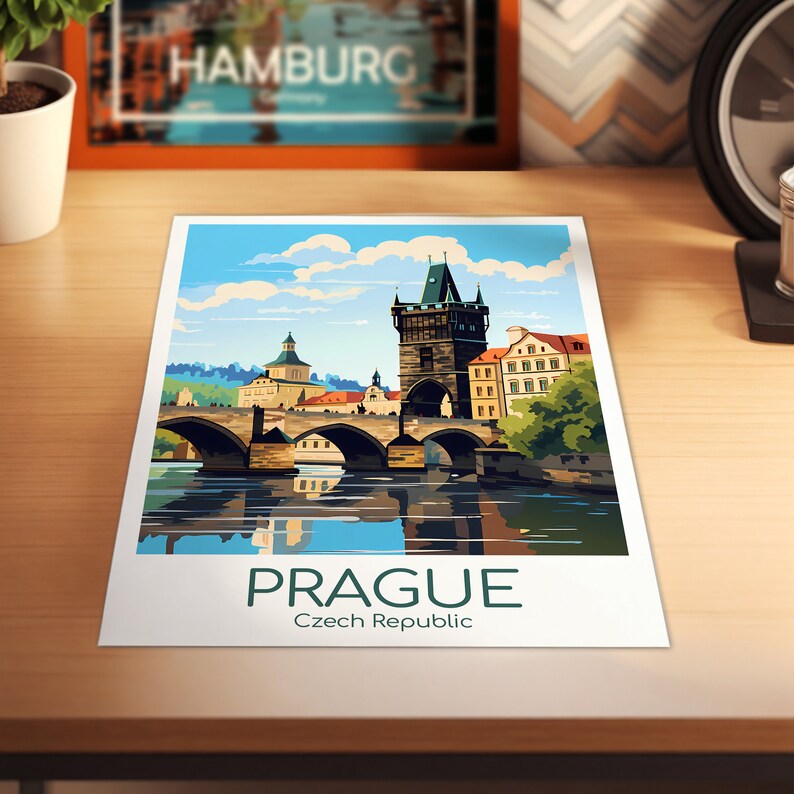 Puede incluir: Un cartel de viaje vintage con una ilustraci&oacute;n colorida del Puente Carlos en Praga, Rep&uacute;blica Checa. El puente es un puente de arco de piedra con una torre en un lado. El cartel tiene un cielo azul con nubes blancas y un r&iacute;o que refleja el puente.