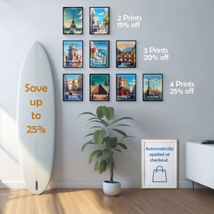 Pode incluir: Uma colagem de 10 impress&otilde;es emolduradas de paisagens urbanas com um fundo branco. As impress&otilde;es est&atilde;o dispostas em duas filas de cinco. As impress&otilde;es representam cidades como Paris, Lisboa, Santorini, Bergen, Madrid, Giz&eacute;, Dublin e Nova Iorque. O texto "Save up to 25%" est&aacute; escrito em laranja sobre uma prancha de surf branca. O texto "2 Prints 15% off", "3 Prints 20% off" e "4 Prints 25% off" est&aacute; escrito em preto sobre fundo branco. O texto "Automatically applied at checkout." est&aacute; escrito em azul sobre fundo branco.
