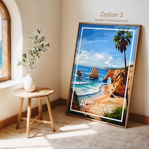 Pu&ograve; includere: Una stampa artistica incorniciata di una scena di spiaggia con il testo "ALGARVE Portugal". L'opera d'arte presenta un cielo blu, l'oceano, una spiaggia sabbiosa e una palma. La stampa &egrave; esposta in una stanza con un tavolino di legno e una finestra con vista sul mare.