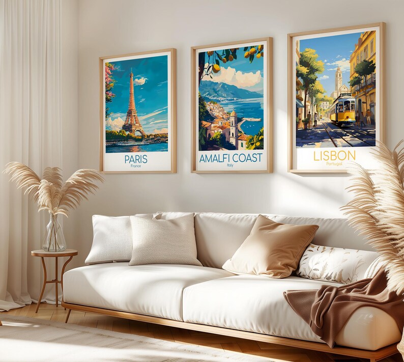 Pu&ograve; includere: Tre poster di viaggio incorniciati appesi a una parete. Il poster a sinistra mostra la Torre Eiffel a Parigi, Francia. Il poster centrale raffigura la Costiera Amalfitana in Italia con limoni. Il poster a destra mostra un tram giallo a Lisbona.