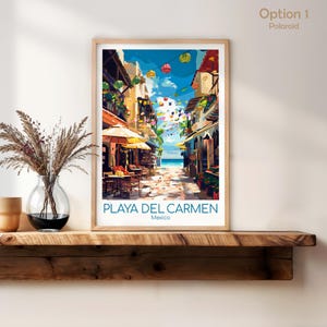 K&ouml;nnte beinhalten: Ein gerahmter Druck von Playa Del Carmen, Mexiko, mit einer lebendigen Stra&szlig;enszene. Das Kunstwerk zeigt farbenfrohe Geb&auml;ude, einen sonnigen Himmel und einen Blick auf das Meer. Der Druck ist mit "Option 1 Polaroid" beschriftet.