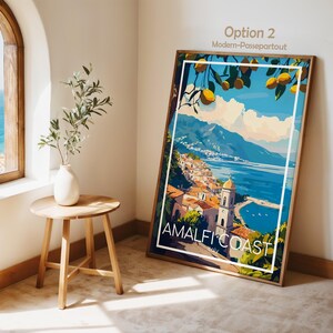 Pu&ograve; includere: Una stampa artistica rettangolare incorniciata con un'illustrazione colorata della Costiera Amalfitana in Italia, con limoni gialli in primo piano, una citt&agrave; costiera, mare blu e montagne. Il testo recita AMALFI COAST Italy.